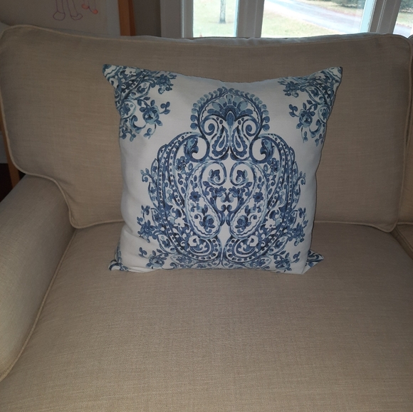 2x Nicole Miller fabric pillows - Picture 3 of 3